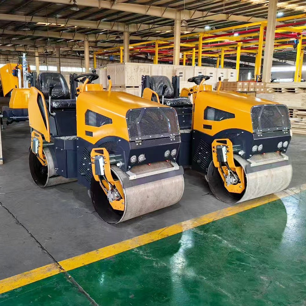 山東思拓瑞克公司6臺單雙鋼輪座駕壓路機及其他系列路面修復設(shè)備出口泰國曼谷