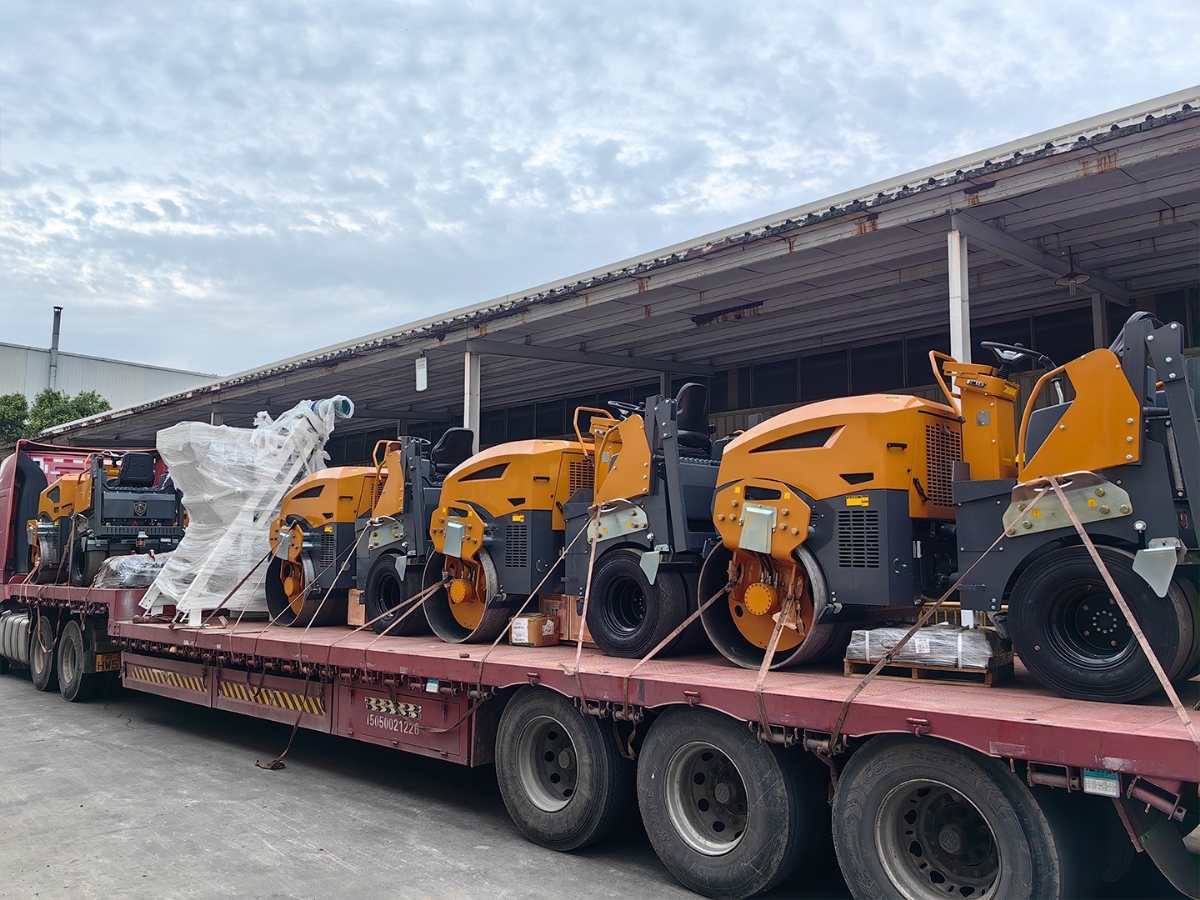 發(fā)往俄羅斯圣彼得堡20臺思拓瑞克雙鋼輪、鋼膠壓路機裝柜進行時···