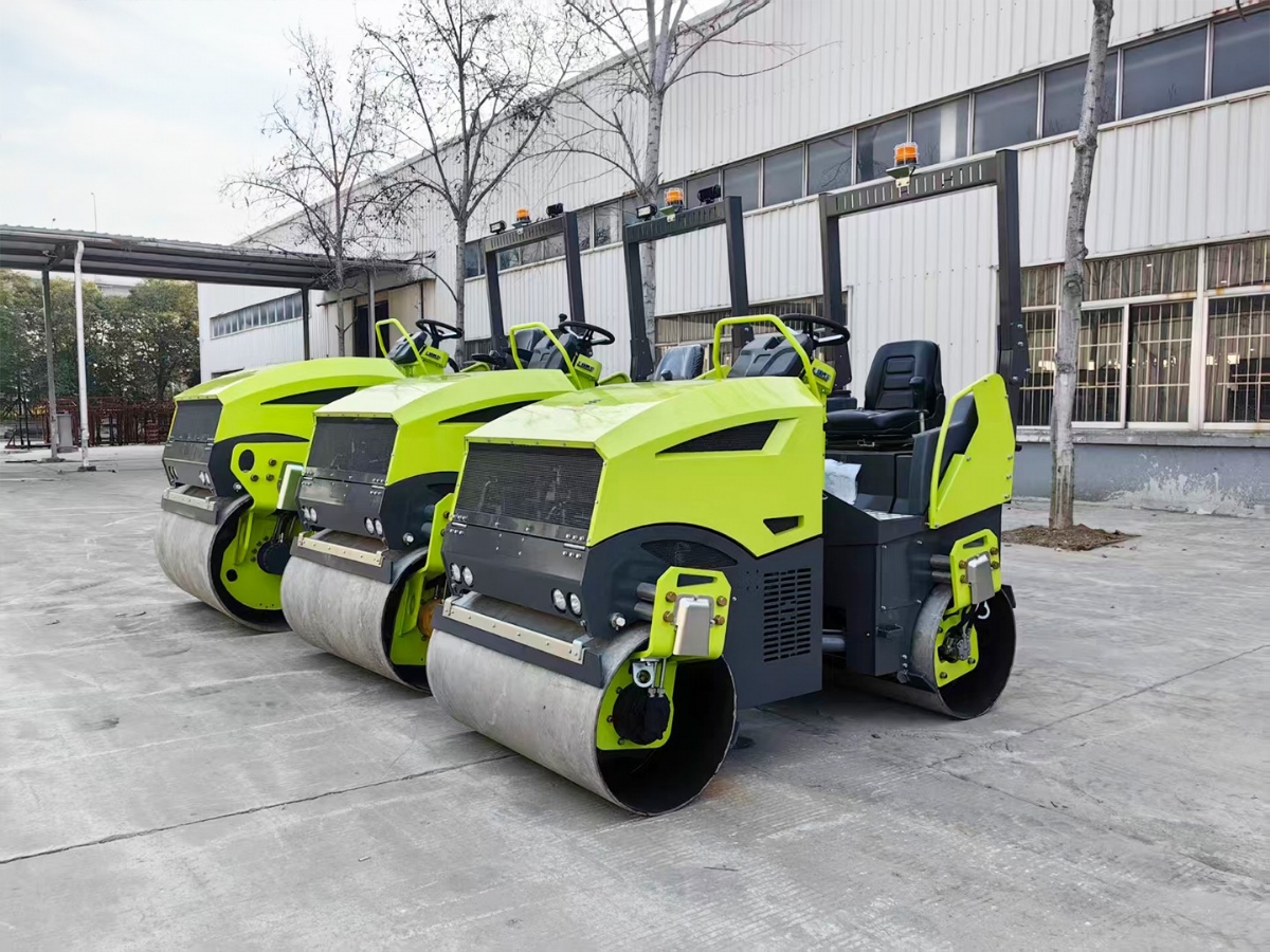 山東思拓瑞克公司15臺小中型雙輪壓路機出口俄羅斯首都莫斯科