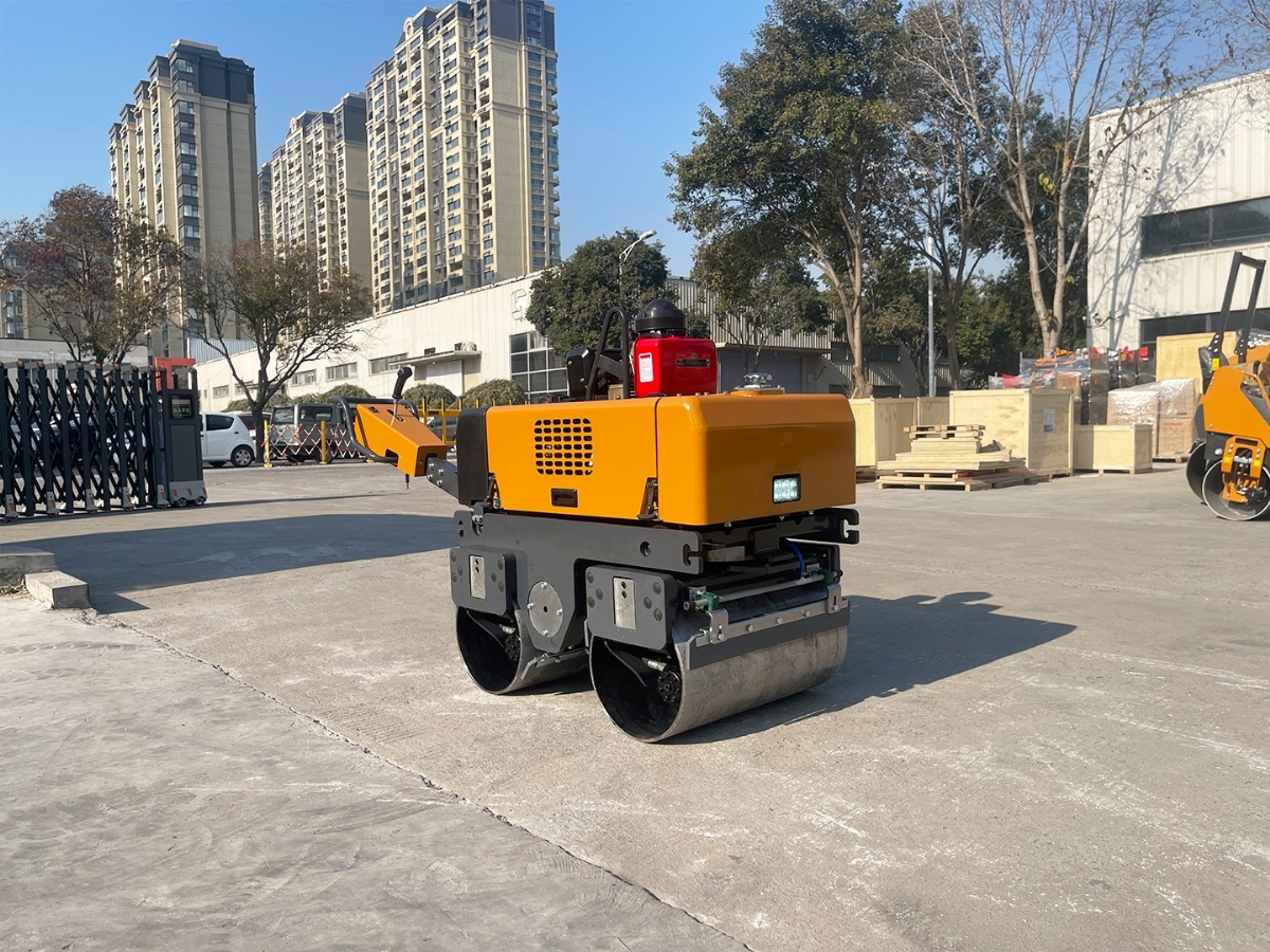 小型壓路機全液壓和機械傳動的技術(shù)對比